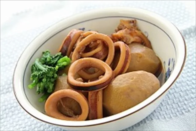 いかと里いもの煮もの（いかとさといものにもの）