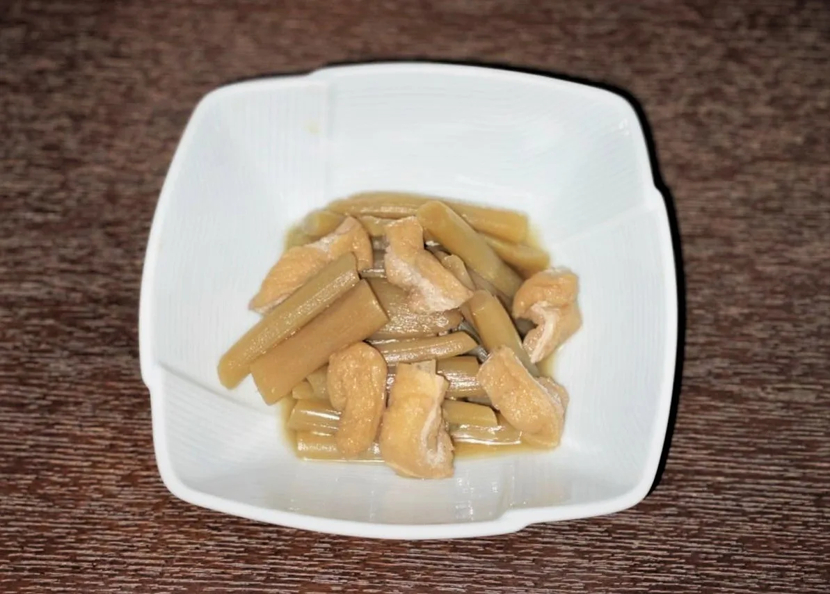 紅ずいきと油揚げの炊いたん(べにずいきとあぶらあげのたいたん)