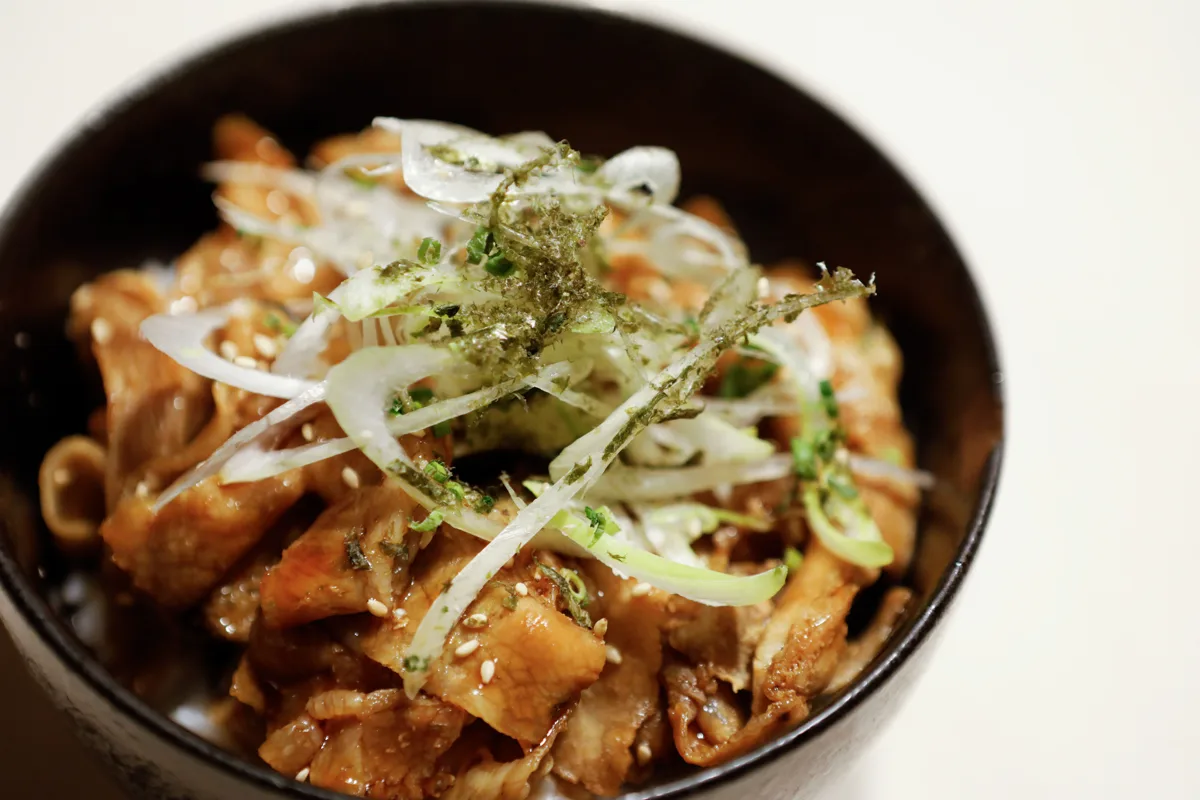 豚丼（ぶたどん）